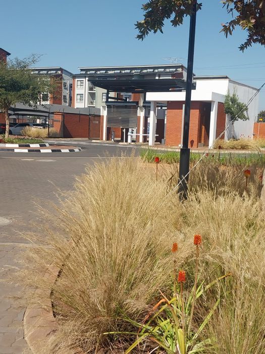 Highveld Townhouse To Rent: 3 bedrooms, open-plan living, outdoor gym, close to amenities.