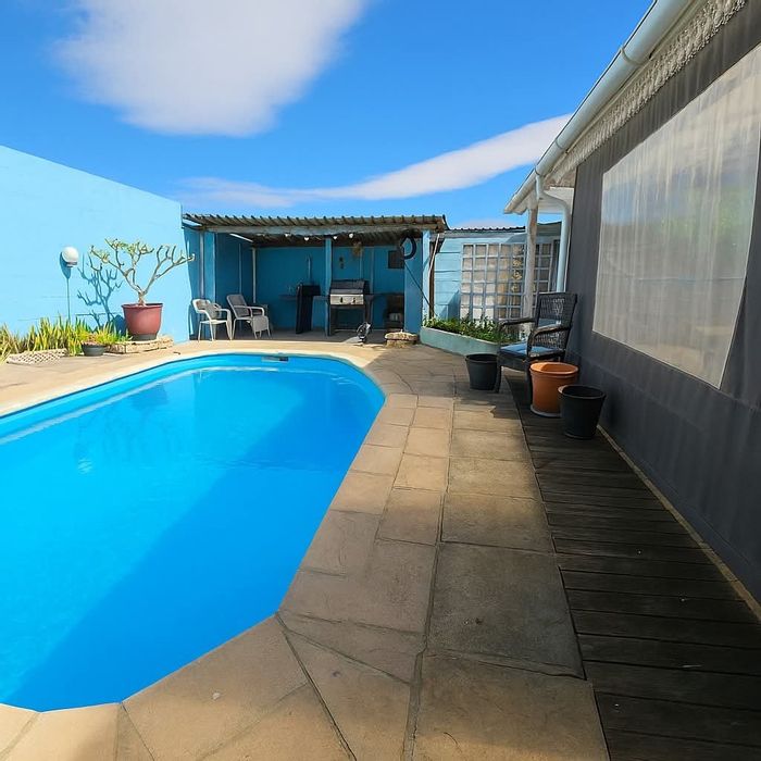 To Rent: Apartment in Westgate with shared pool, braai, and off-street parking.