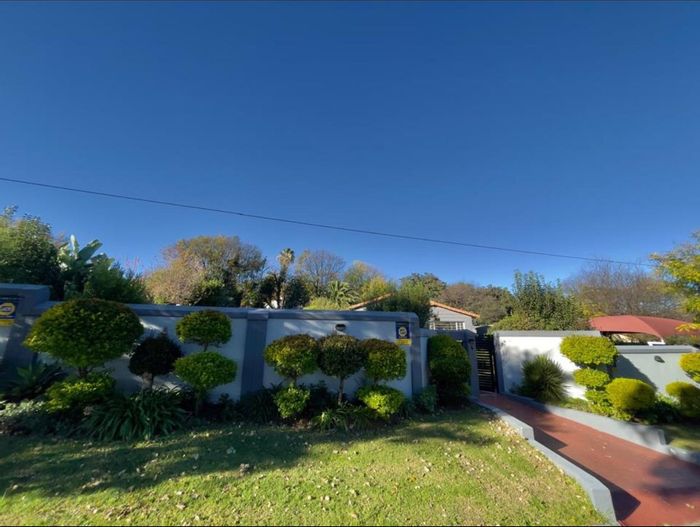 Edenvale Central House To Rent: 3 beds, spacious living, pet-friendly garden.