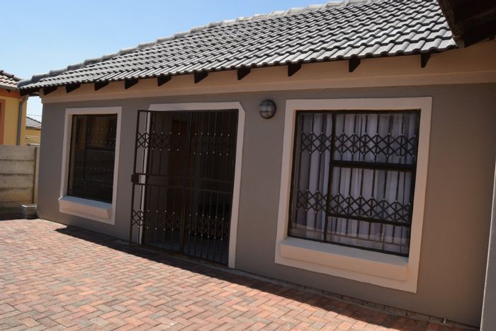 Witpoortjie House To Rent: Secured estate, 1 bedroom, shared bathroom with shower.
