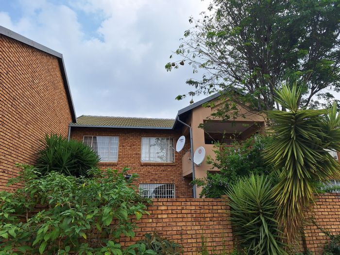 Amberfield Townhouse For Sale: 2 Beds, 2 Baths, 2 Living Areas, Double Garage.