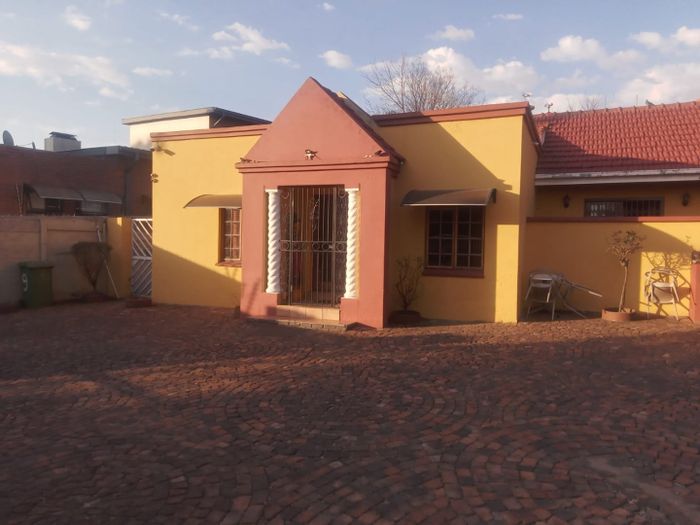 Commercial space to rent in Eastleigh: 4 offices, parking, kitchen, and restroom.