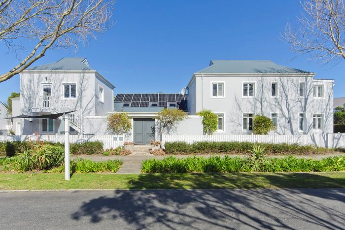 Thesen Islands House For Sale: Canal views, private jetty, pool, and studio flatlet.