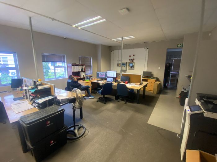 Wynberg Commercial Space To Rent: 196m2, parking, high-speed internet, secure access.
