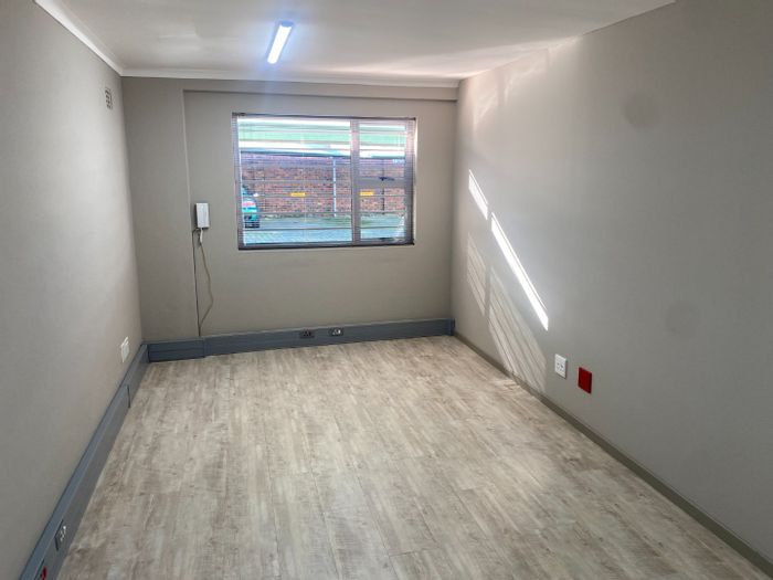 Wynberg Commercial Office To Rent: 18m², includes internet, security, and parking.