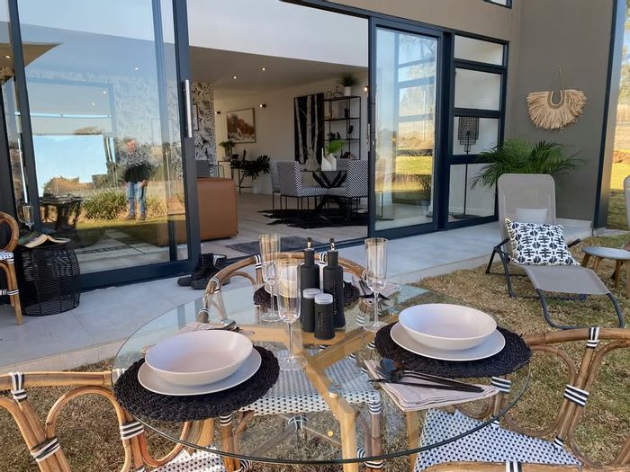 For Sale: House in Nooitgedacht with off-grid living, Montessori school, and scenic views.