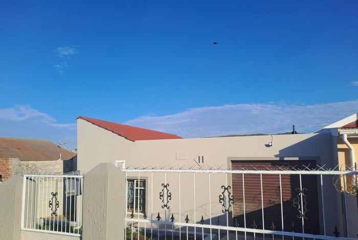 Bethelsdorp House For Sale: 2 Bedrooms, garage, spacious yard, close to amenities.