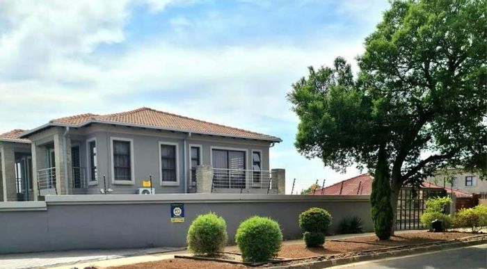 7 Bedroom House For Sale in West Park with 6 Garages and Spacious Garden.