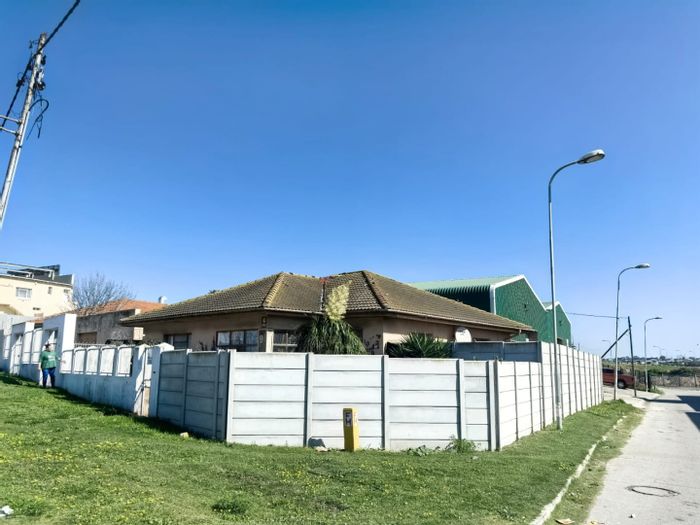 Versatile Sidwell house for sale with granny flat and spacious yard.