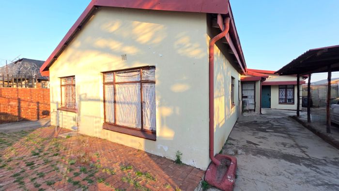 Laudium House To Rent: 3 bedrooms, secure parking, close to amenities.