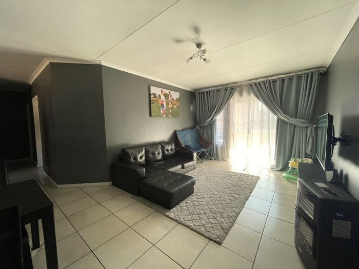 Die Hoewes Apartment For Sale: 2 beds, pool, balcony with braai, near Gautrain.