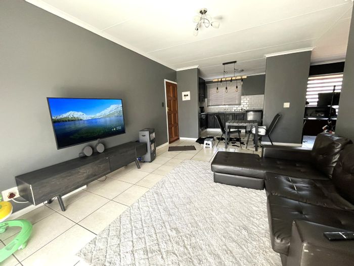 Die Hoewes Apartment For Sale: 2 beds, pool, balcony with braai, near Gautrain.