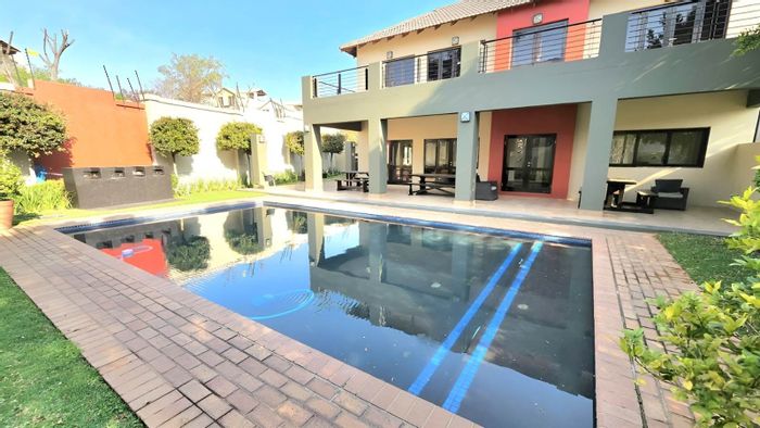 Lonehill Apartment To Rent: Secure complex, pool access, close to shopping and highways.