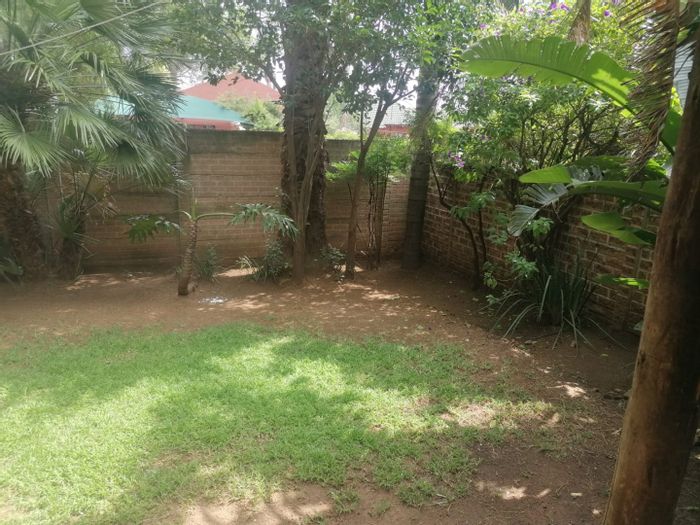 Eden Glen Apartment To Rent: 2 beds, pool, clubhouse, pet-friendly, secure complex.