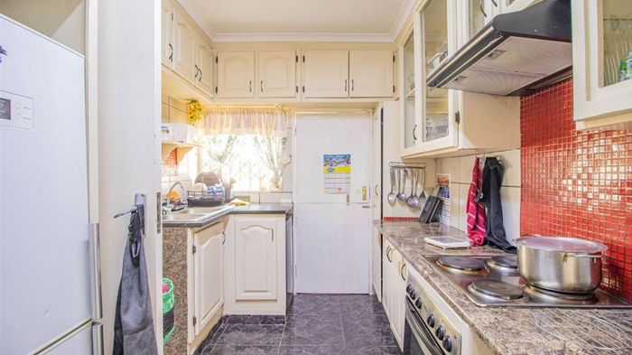 Spacious 4-bedroom house with pool, staff quarters, and 4-car garage in Birchleigh North.