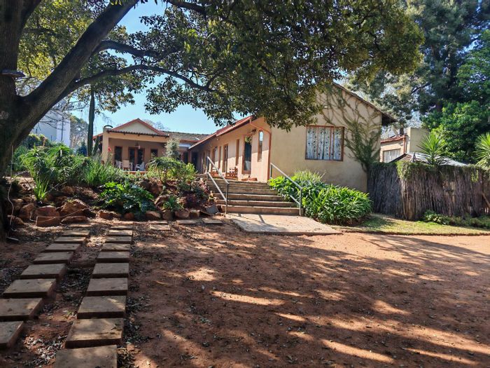 Rosebank House For Sale: 6 bedrooms, pool, multiple living areas, close to amenities.