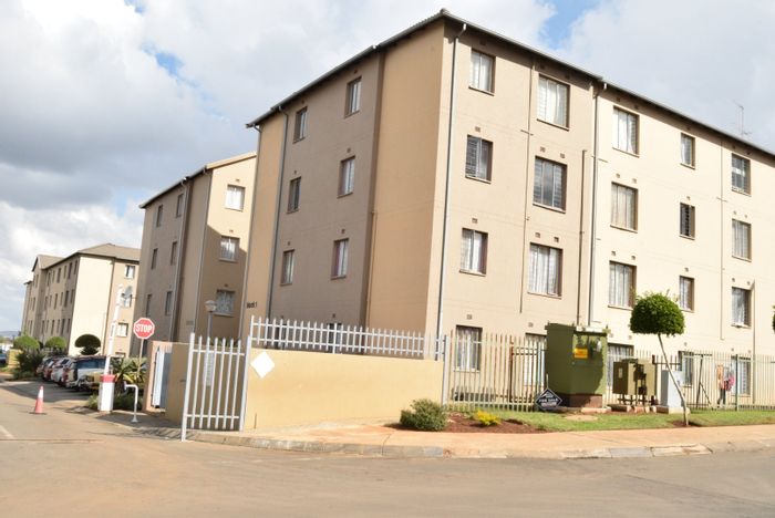 Jabulani Apartment For Sale: 2 Bedrooms, Open Plan Kitchen, 24-Hour Security.
