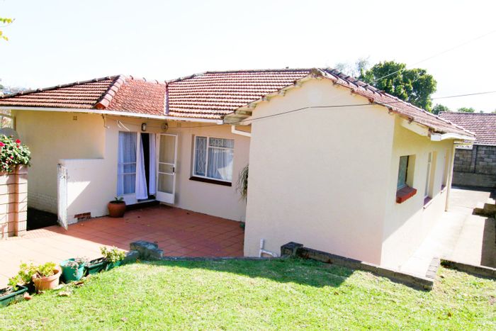 For Sale: House in Cambridge West with 3 bedrooms, double garage, and laundry area.