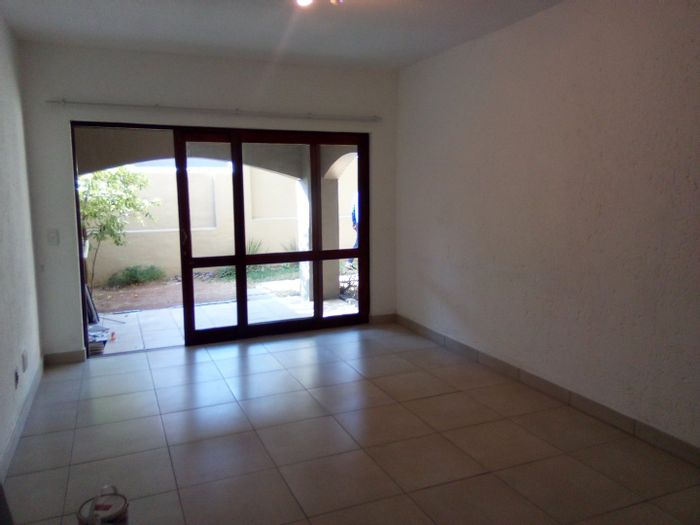 Lonehill Apartment To Rent: Garden access, pool, tennis court, pet-friendly.