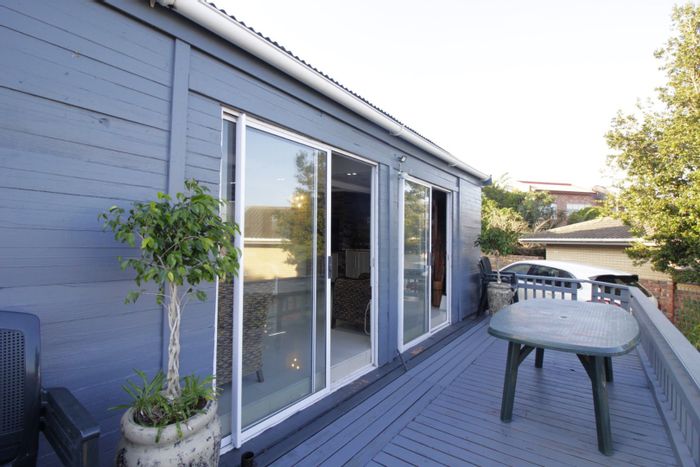 Wavecrest House For Sale: 3 Bedrooms, sea views, indoor braai, spacious balcony.