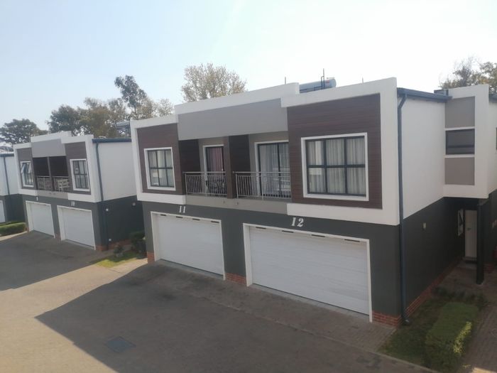 Fourways House For Sale: 3 beds, backup power, private garden, no transfer fees.