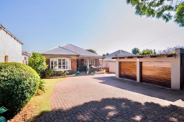 Kensington House For Sale: 3 bedrooms, pool, cottage, and ample outdoor space.