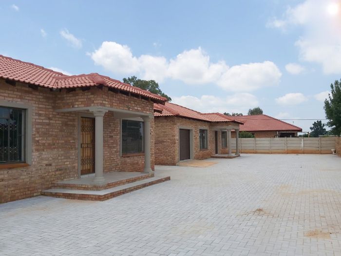 For Sale: Townhouse in Ellaton, features rental income potential, low maintenance, secure living.