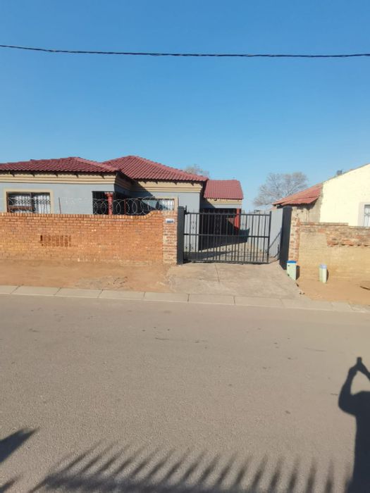4-Bedroom House To Rent in Soshanguve Ext with garage and lapa.