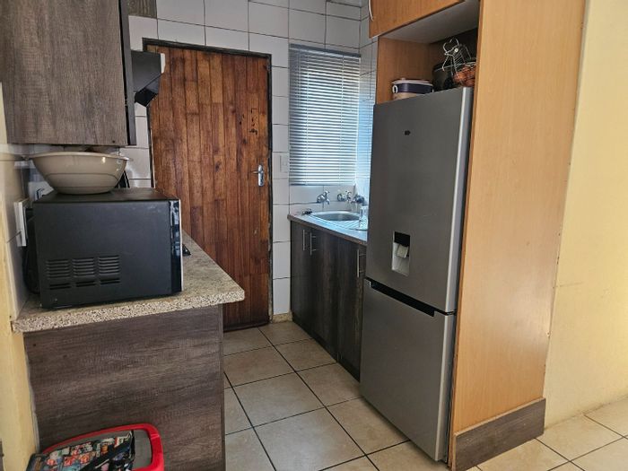 3-Bedroom House For Sale in Crystal Park with spacious yard and fitted kitchen.
