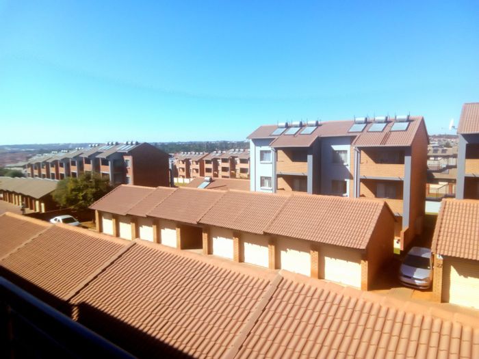 2-bedroom apartment to rent in Noordwyk, secure complex with garage and parking.