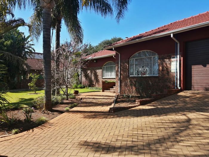 Eldoraigne House For Sale: 4 bedrooms, 6 garages, pool, and entertainment area.
