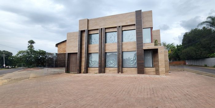 Commercial Space To Rent in Mayville: 95 sqm, high visibility, water included.