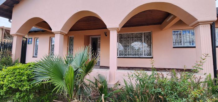Laudium House For Sale: 4 Bedrooms, security features, versatile spaces, near amenities.
