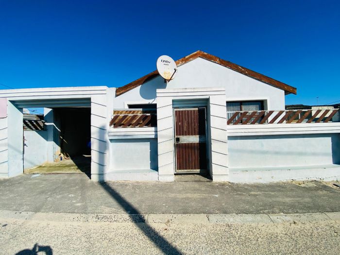 For Sale: House in Umrhabulo Triangle with 4 bedrooms, garage, and fitted kitchen.