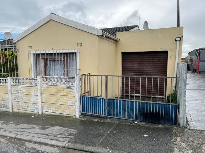 Eastridge House For Sale: 3 bedrooms, extended living space, double garage.
