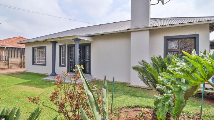 For Sale: House in Sunnyridge with pool, entertainment area, and ample storage.