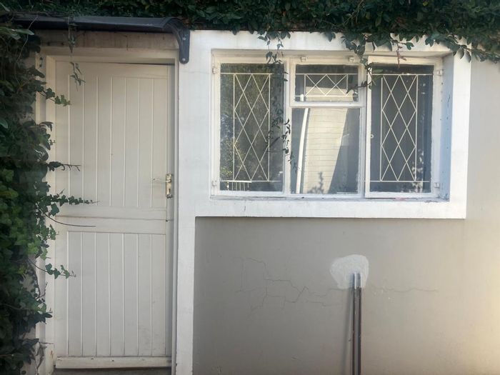Parkhurst Apartment To Rent: Includes wifi, utilities, courtyard, and secure parking.