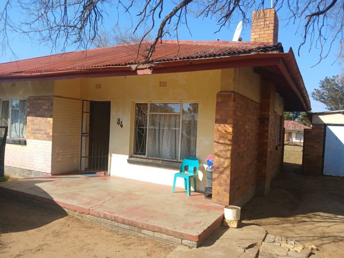 3-Bedroom House For Sale in Dominionville with spacious yard and garage.