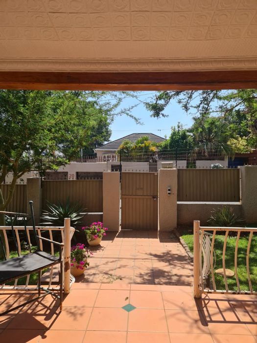 Kensington House For Sale: 3 Bedrooms, 2 Bathrooms, near schools and shopping.
