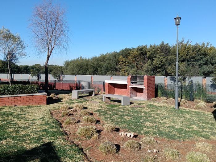 Glen Marais Apartment To Rent: 2 beds, closed balcony, 24-hour security, fiber-ready.