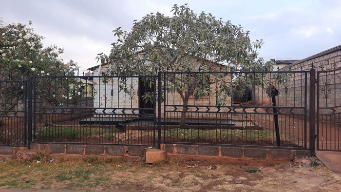 Chiawelo House For Sale: 2 bedrooms, large yard, secure parking, rental income.