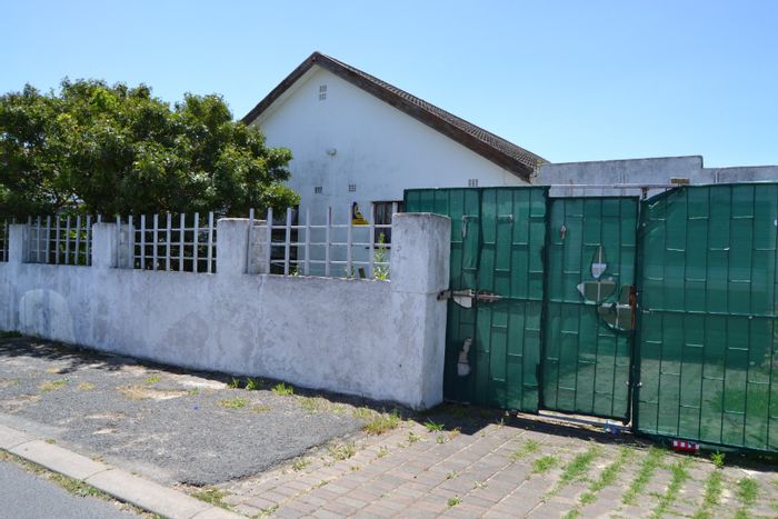 House For Sale in Devon Park Village: 3 bedrooms, secure parking, entertainment area.