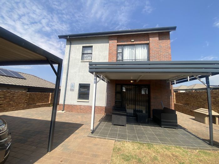 For Sale: House in Lion Pride with 3 beds, security, park access, and amenities.