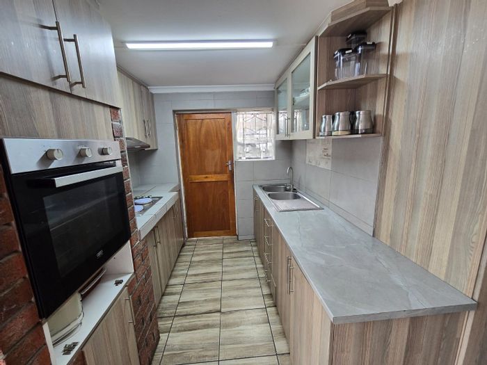 2-Bedroom House in Portlands For Sale: Spacious yard, built-in storage, near schools.