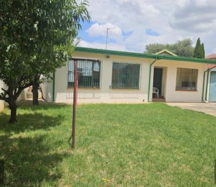 House for Sale in Zakariyya Park: 3 beds, large yard, double garage, flat.