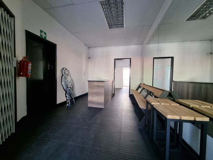 Commercial space to rent in Parkhurst: adaptable layout, reception, parking, air conditioning.