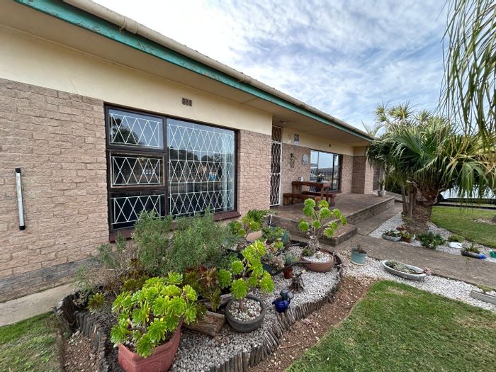 Heuwelkruin House For Sale: 4 Bedrooms, indoor braai, garage, secure living.