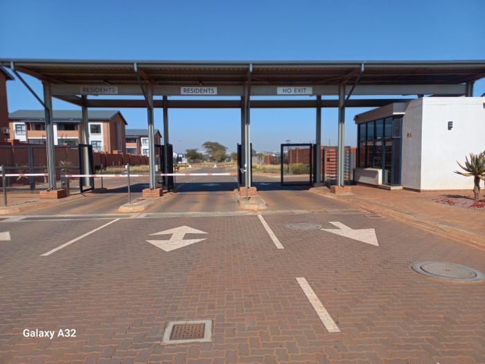 Witfontein Apartment To Rent: 2 beds, pool, gym, play area, open plan kitchen.