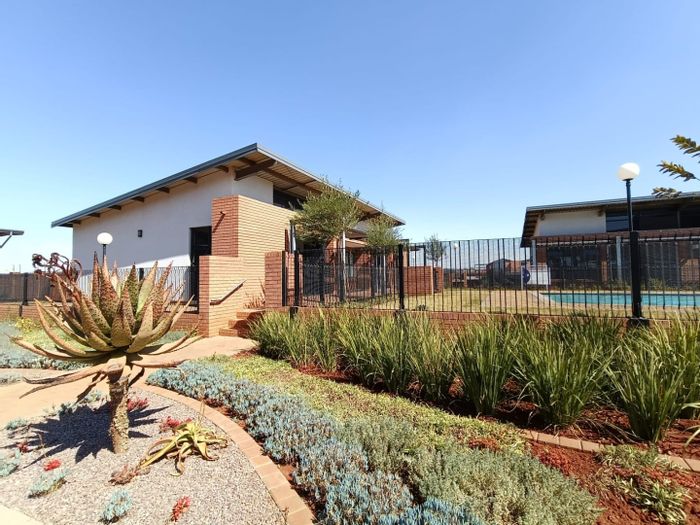 Olivewood Apartment To Rent: 2 beds, private garden, communal amenities available.