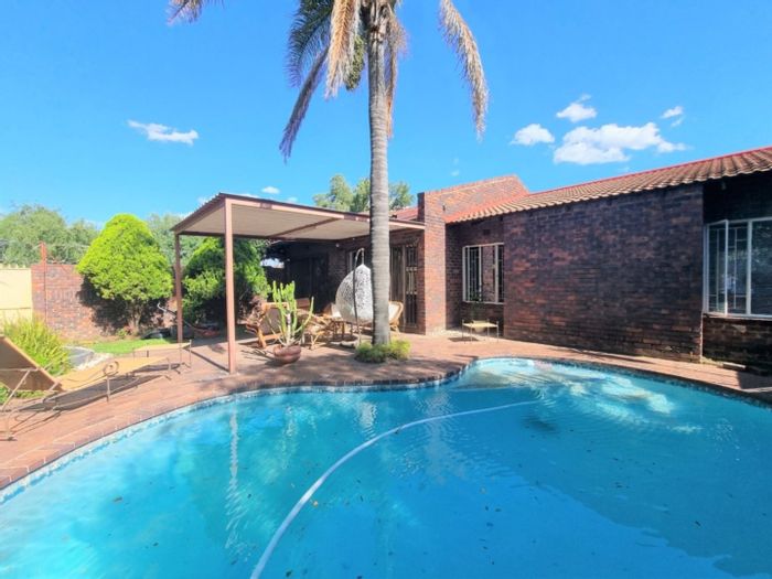 For Sale: Buccleuch Townhouse with 3 beds, pet-friendly garden, and 2 garages.
